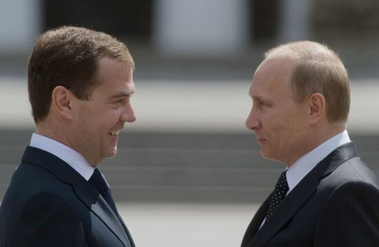 Dmitry Medvedev lays wreath at Unknown Soldier's Grave
