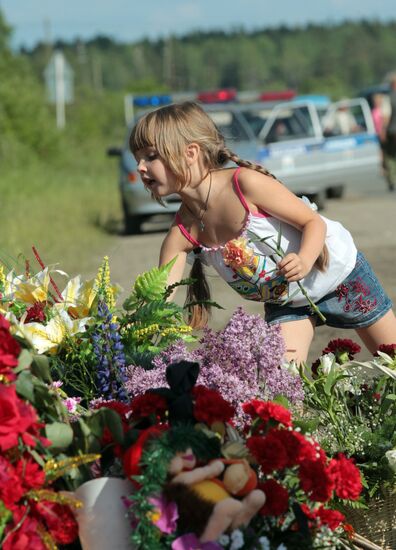 Petrozavodsk residents lay flowers at Tu-134 crash site