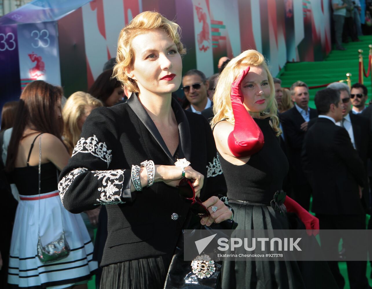 Renata Litvinova and Yelena Kondulainen