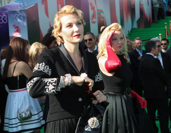 Renata Litvinova and Yelena Kondulainen