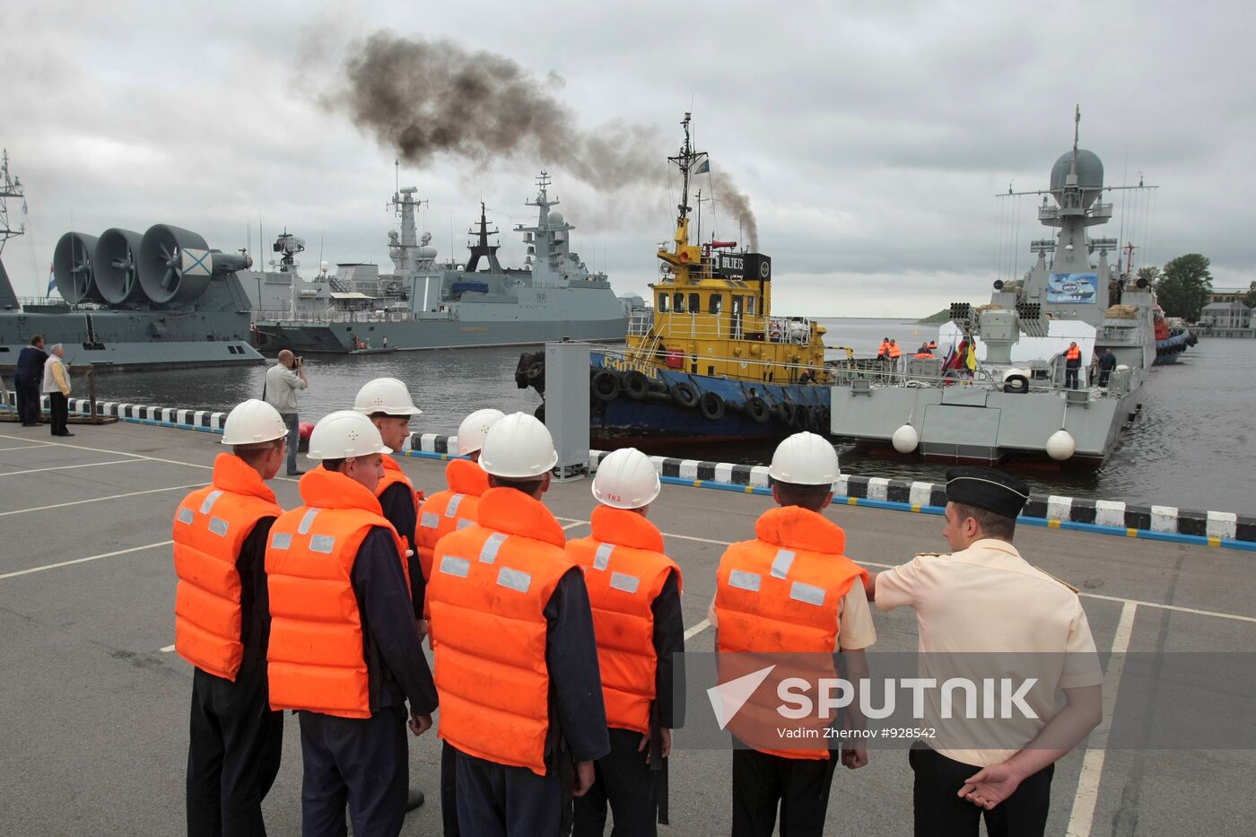 Preparations for Maritime Defense Show opening in St. Petersburg