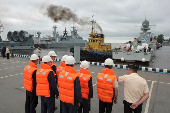 Preparations for Maritime Defense Show opening in St. Petersburg