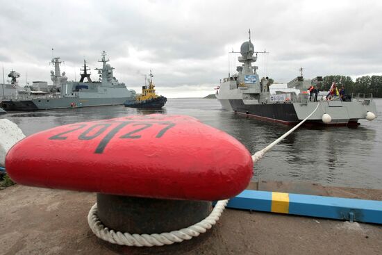 Preparations for Maritime Defense Show opening in St. Petersburg