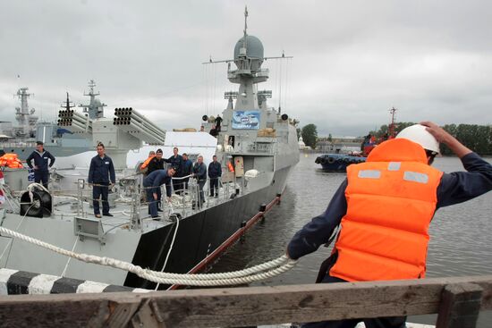 Preparations for Maritime Defense Show opening in St. Petersburg