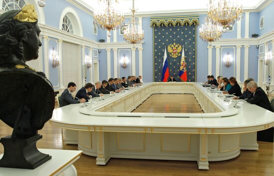Dmitry Medvedev meets with government
