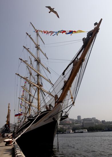 "Pallada" sets sail for Trans-Pacific expedition
