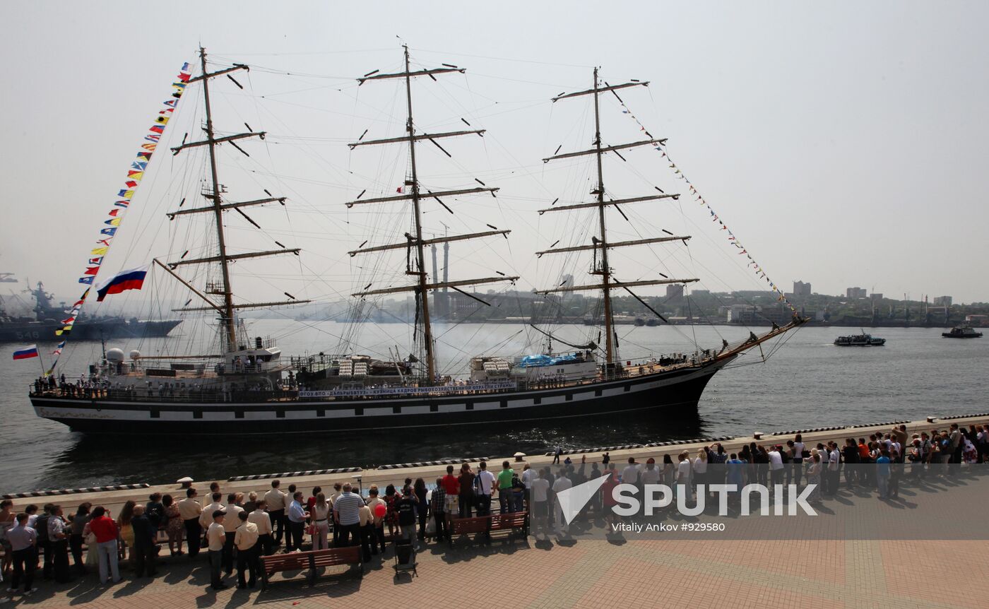 "Pallada" sets sail for Trans-Pacific expedition