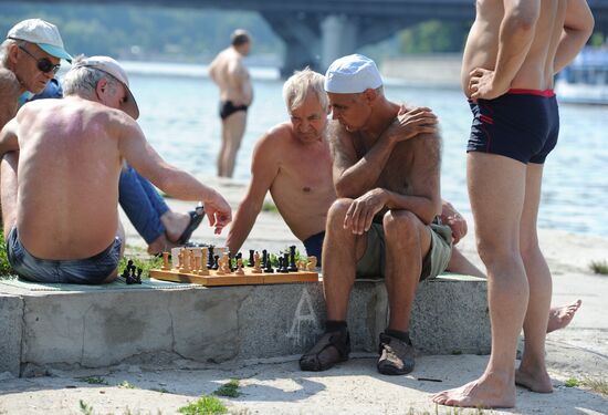 Moscow locals find relief from heat near Moskva River
