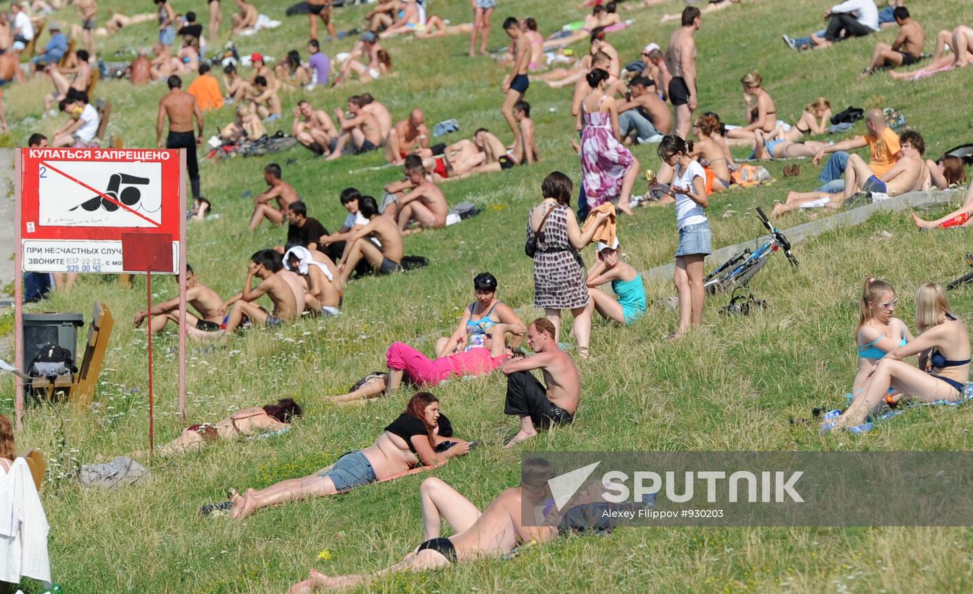 Moscow locals find relief from heat near Moskva River