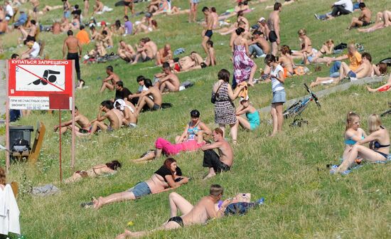 Moscow locals find relief from heat near Moskva River