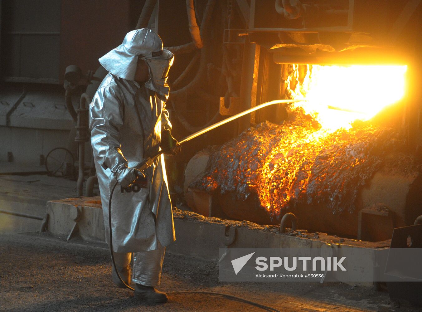 Steelmaker measures temperature of metal in furnace