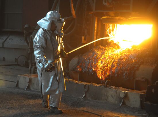 Steelmaker measures temperature of metal in furnace
