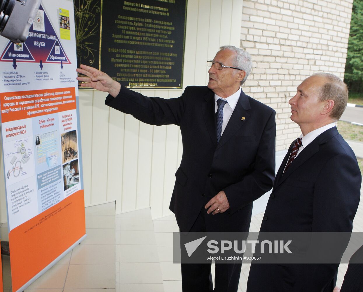 Vladimir Putin visits Joint Institute for Nuclear Research