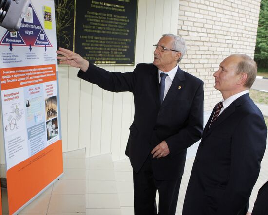 Vladimir Putin visits Joint Institute for Nuclear Research