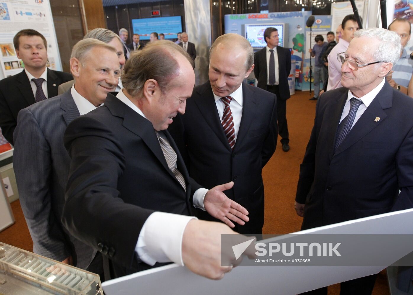 Vladimir Putin visits Joint Institute for Nuclear Research