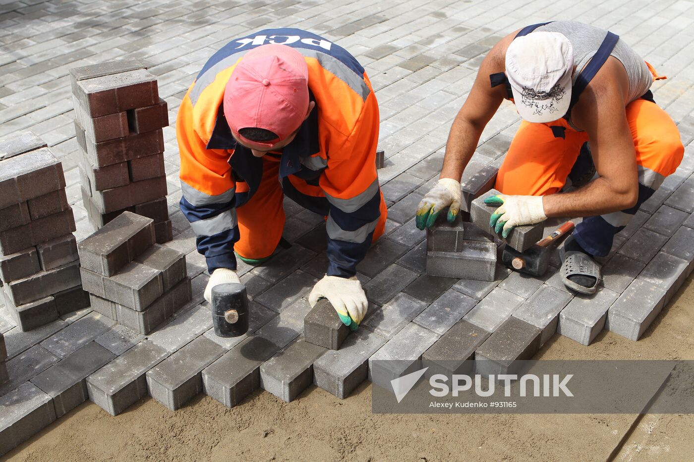 Laying down paving slabs in Moscow