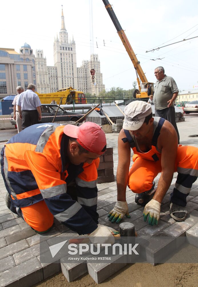 Laying down paving slabs in Moscow