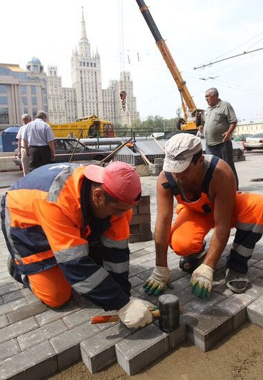 Laying down paving slabs in Moscow