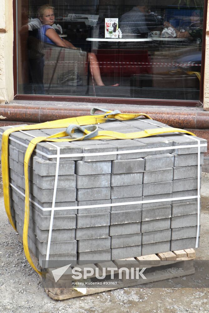 Laying down paving slabs in Moscow