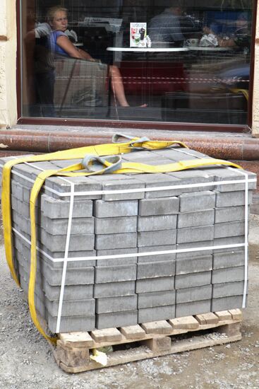 Laying down paving slabs in Moscow