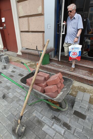 Laying down paving slabs in Moscow