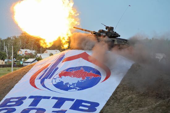 Demonstration of equipment and weapons in "VTTV-Omsk-2011"