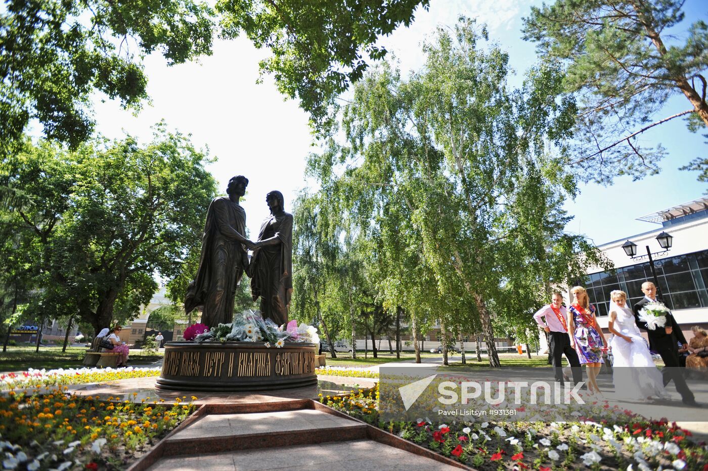 Statue of Pyotr and Fevroniya Muromsky unveiled in Omsk