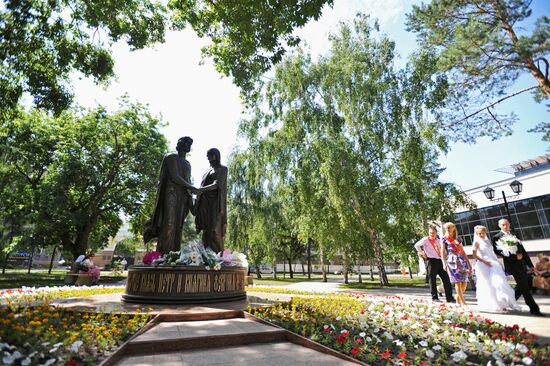 Statue of Pyotr and Fevroniya Muromsky unveiled in Omsk