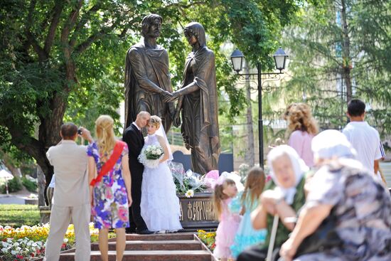 Statue of Pyotr and Fevroniya Muromsky unveiled in Omsk