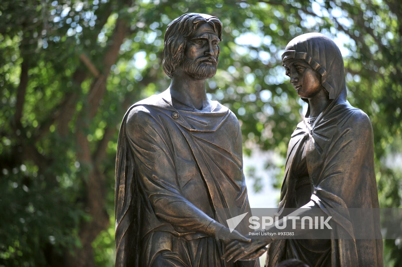 Statue of Pyotr and Fevroniya Muromsky unveiled in Omsk