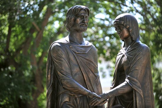 Statue of Pyotr and Fevroniya Muromsky unveiled in Omsk
