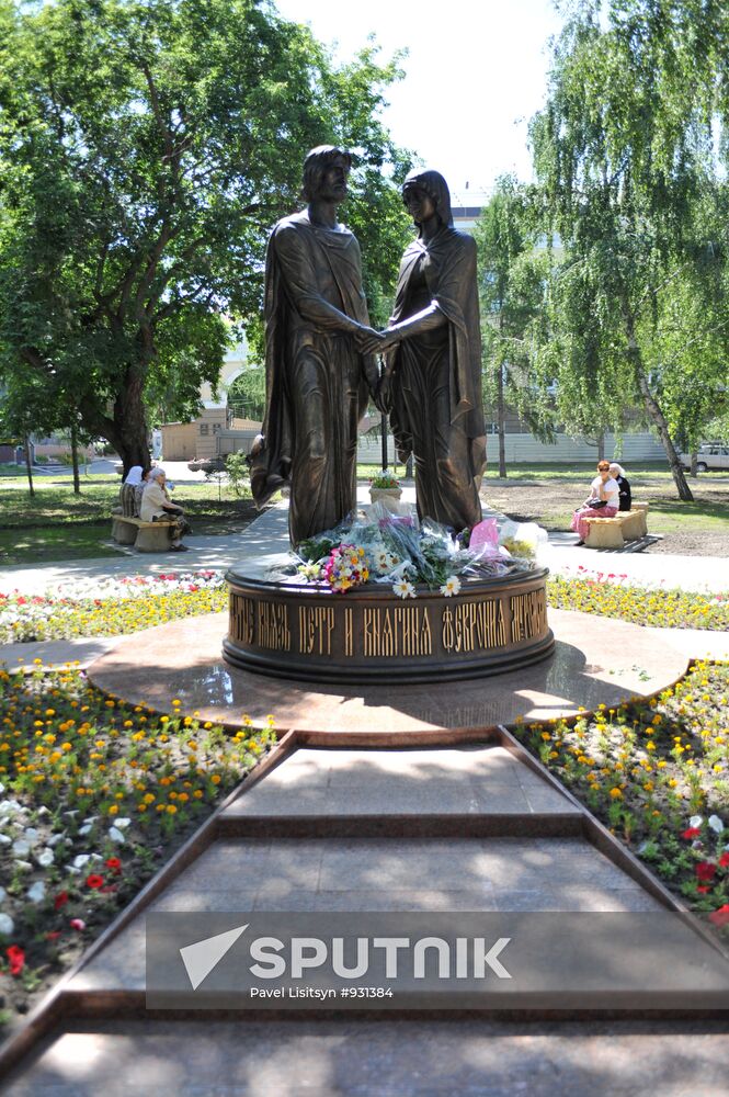 Statue of Pyotr and Fevroniya Muromsky unveiled in Omsk