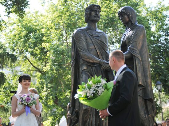 Statue of Pyotr and Fevroniya Muromsky unveiled in Omsk