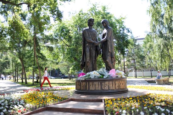 Statue of Pyotr and Fevroniya Muromsky unveiled in Omsk