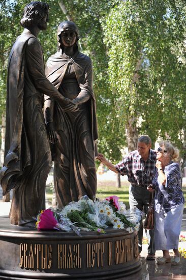 Statue of Pyotr and Fevroniya Muromsky unveiled in Omsk