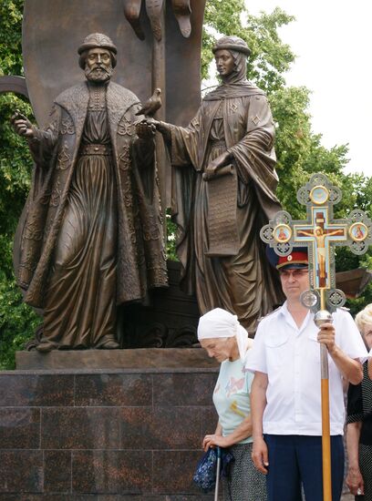 Peter and Fevronia monument unveiled
