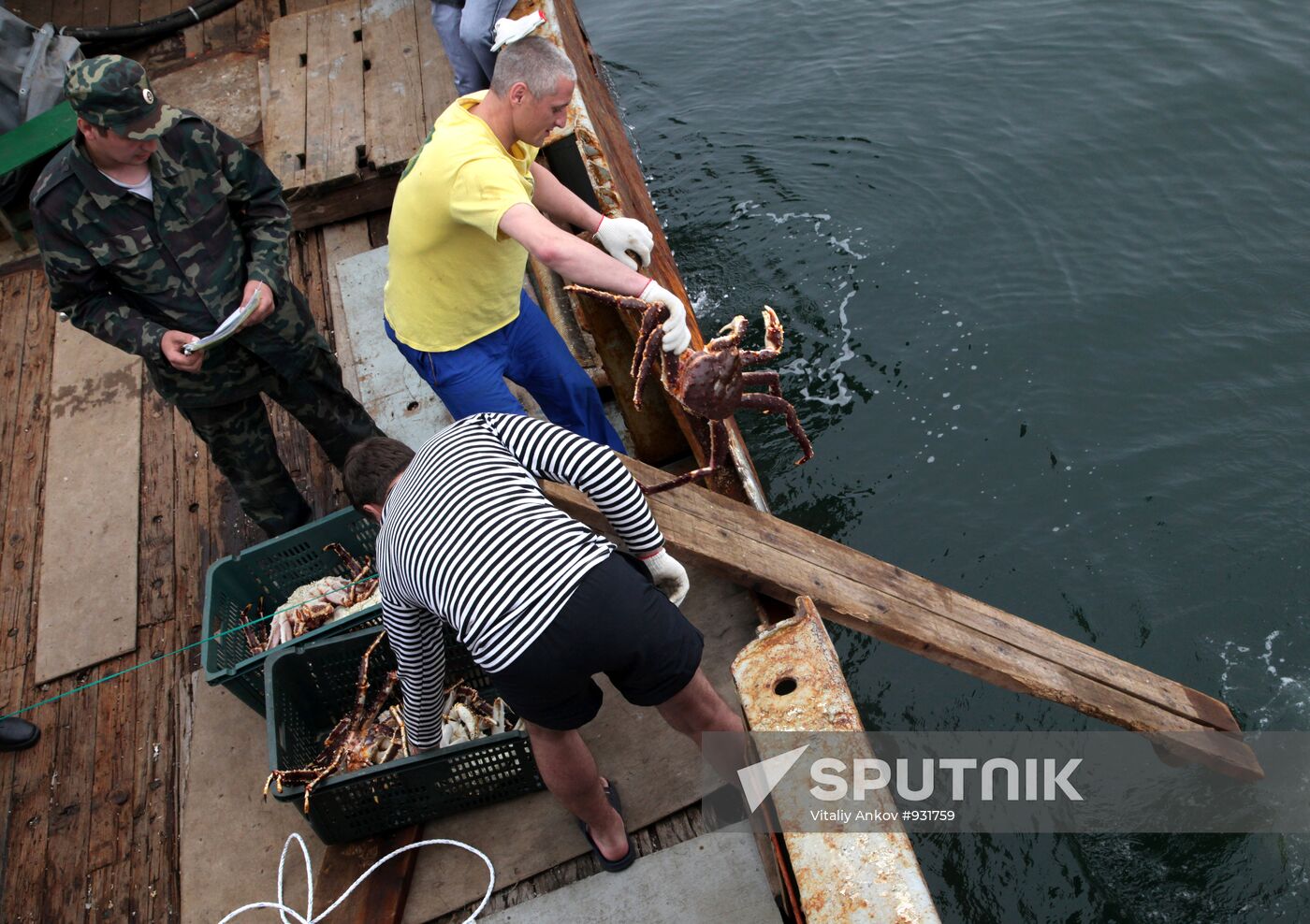 Primorye border guards detain foreign poachers boat
