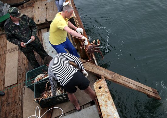 Primorye border guards detain foreign poachers boat