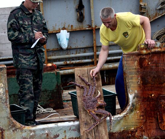 Primorye border guards detain foreign poachers boat