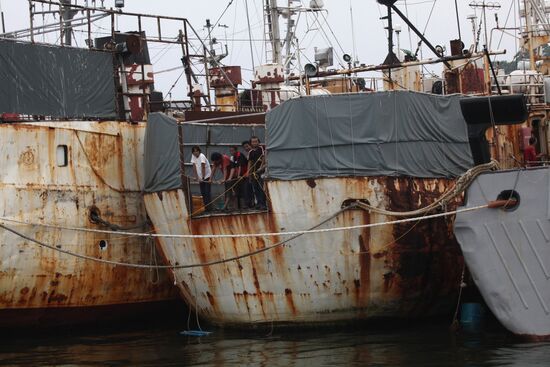 Moored poaching vessels detained by coast guard