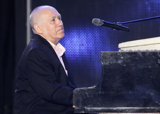Eduard Khanok