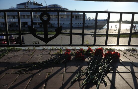 Flowers at Kazan port in memory of those killed on ship Bulgaria