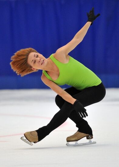 Coach Nikolai Morozov holds training session with his skaters