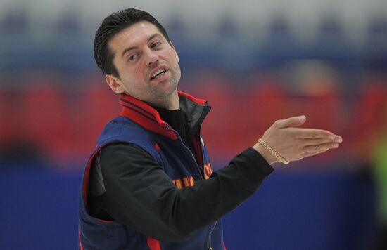 Coach Nikolai Morozov holds training session with his skaters