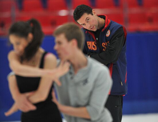 Coach Nikolai Morozov holds training session with his skaters