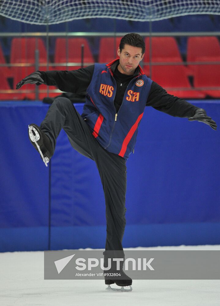Coach Nikolai Morozov holds training session with his skaters