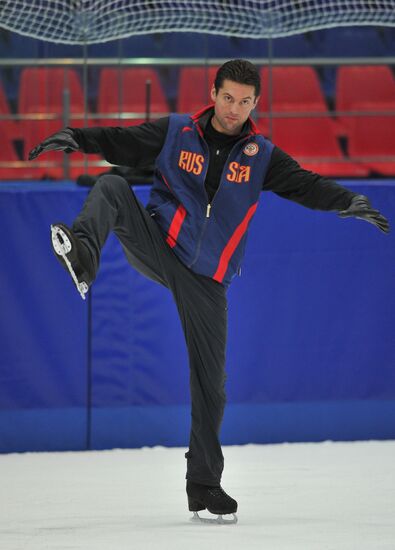 Coach Nikolai Morozov holds training session with his skaters