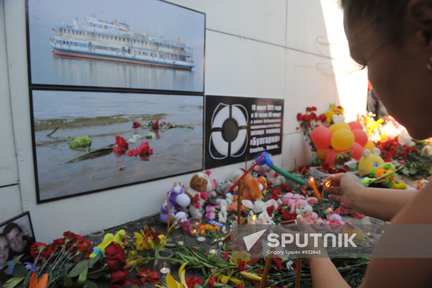 People mourn Bulgaria cruise boat victims in Kazan