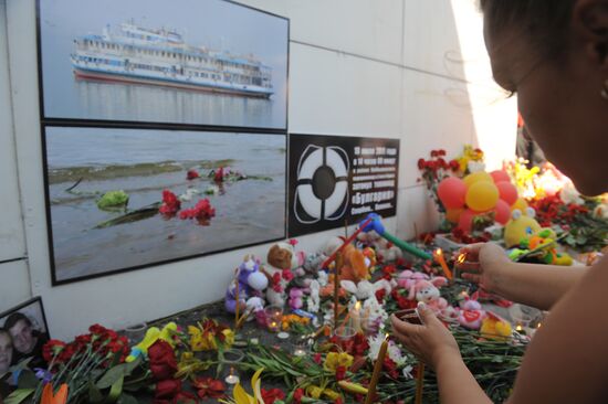 People mourn Bulgaria cruise boat victims in Kazan