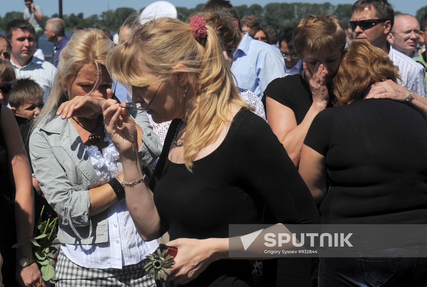 People mourn Bulgaria cruise boat victims in Kazan